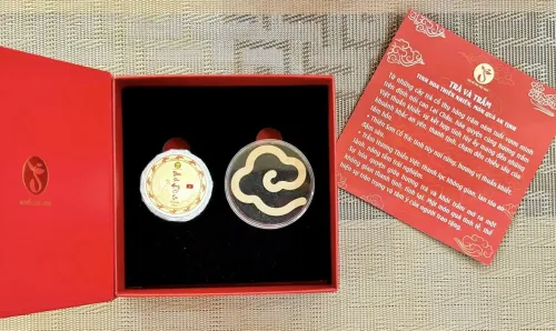 Hộp trà trầm ( Thiên Sơn Hồng Cổ Trà 8g)