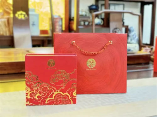 Hộp trà trầm ( Thiên Sơn Bạch Cổ Trà 8g)